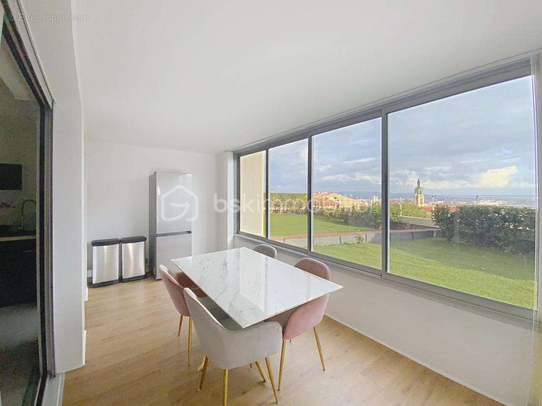 Appartement t2 de 102 m² – loggia/terrasse – vue port – garage – sète / bas saint-clair – quartier haut ** - photo 4