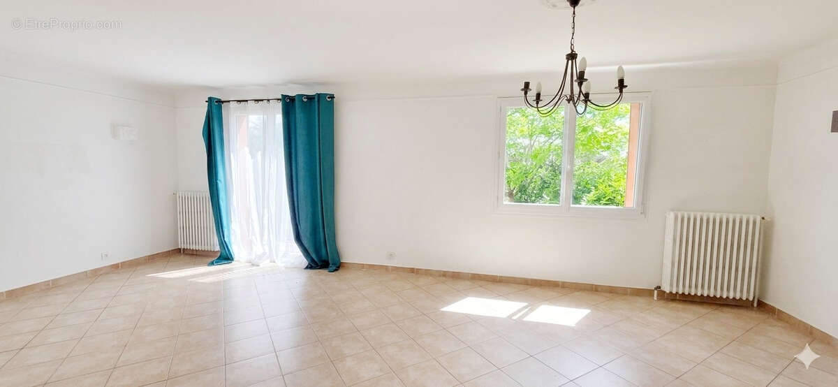 Maison à LE MESNIL-SAINT-DENIS