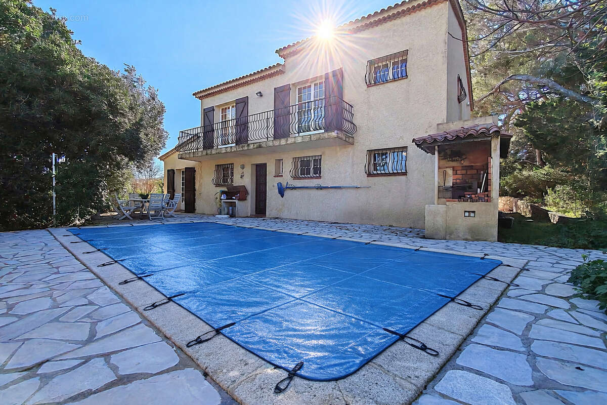 A vendre villa 6 pieces 4 chambres solarium avec apercu mer piscine a proximite du centre ville de saint aygulf - photo 16