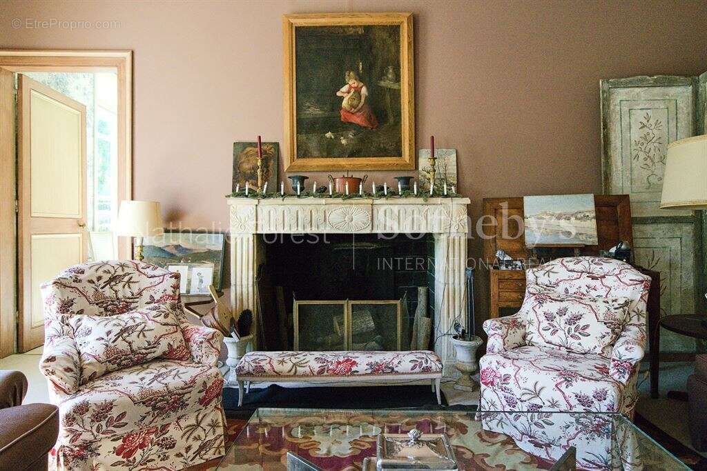 En Exclusivité, Croix résidentiel , élégante maison Maillard , 6 ch, bureau , érigée sur 2159 m2 de - photo 3