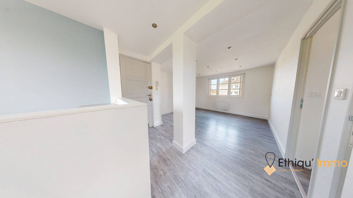 Cuisine vue sur séjour - Appartement à TROYES
