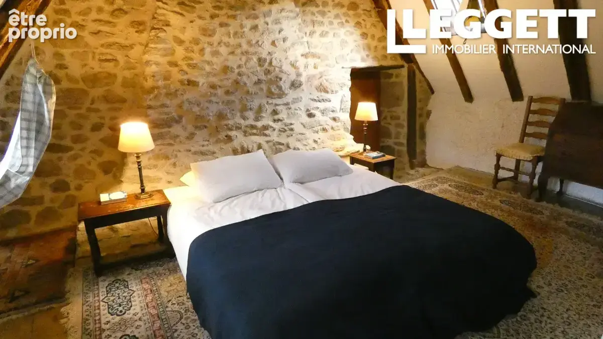 Rare! 2 maisons de caractère à rafraichir avec grange et dépendance sur 13ha. Piscine, vue somptueuse, calme! - photo 4
