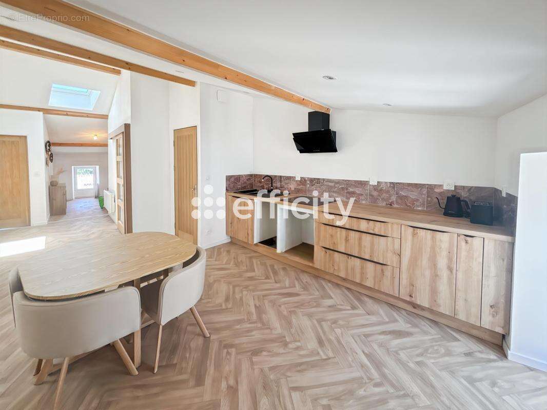 Appartement à SAINT-JEAN-D'ANGELY