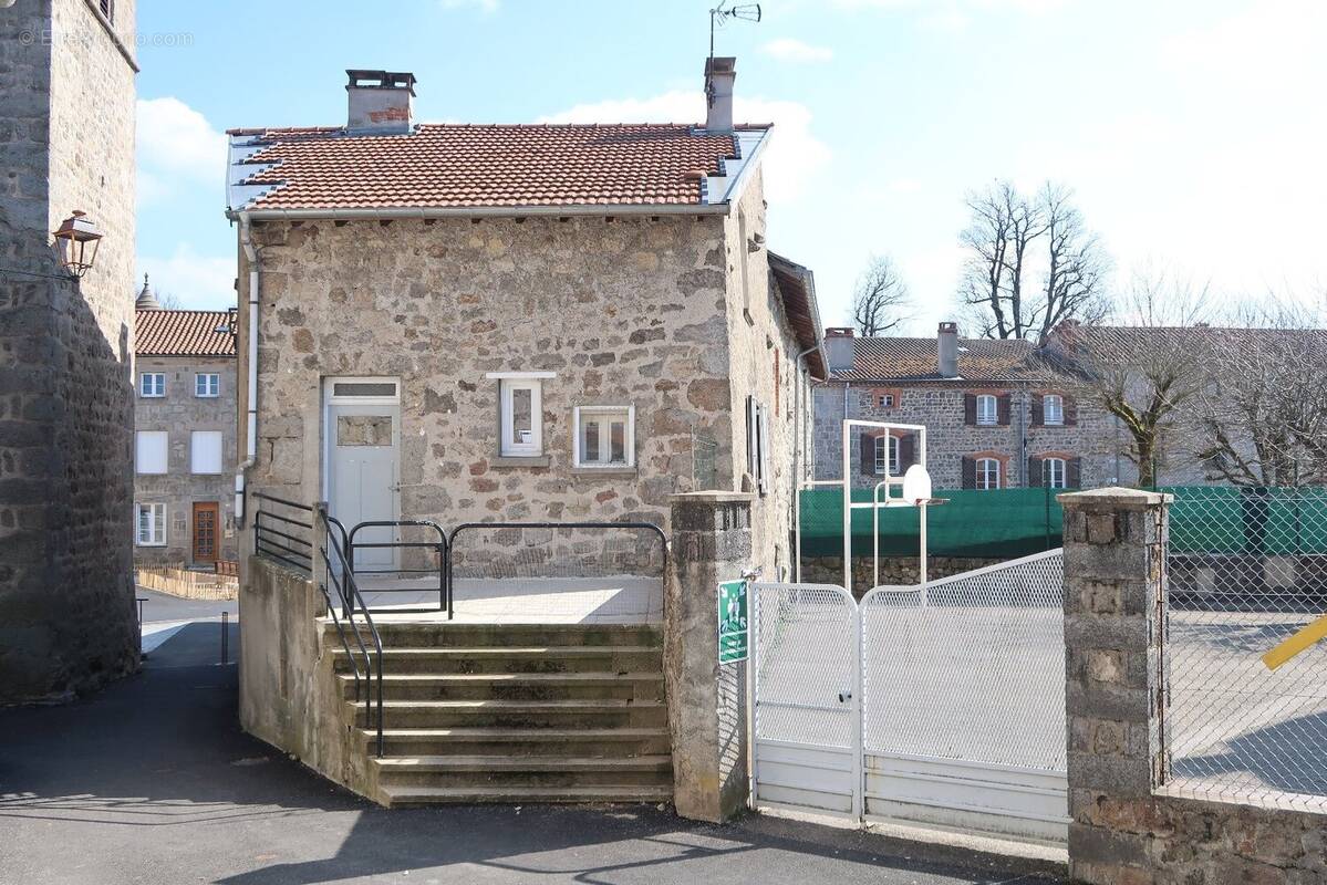 Maison à SAINT-ROMAIN-LACHALM