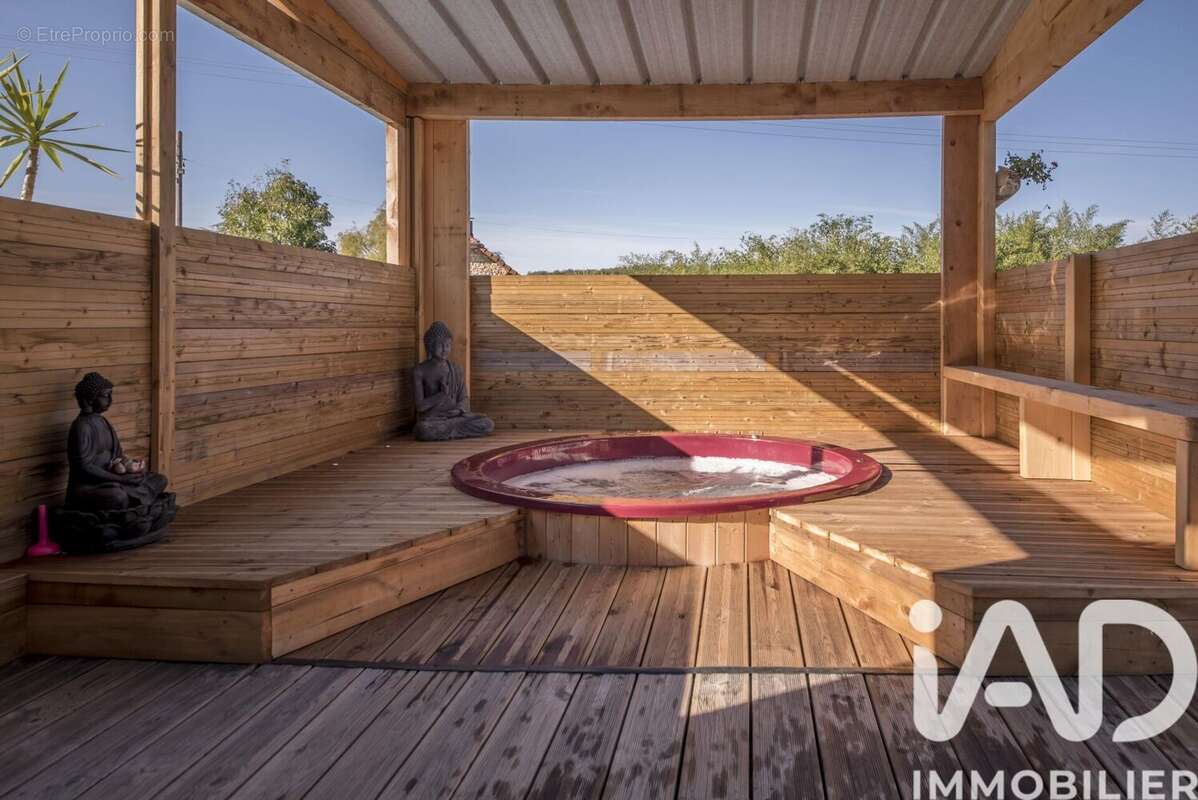 Photo 4 - Commerce à SAINT-CHAMARAND