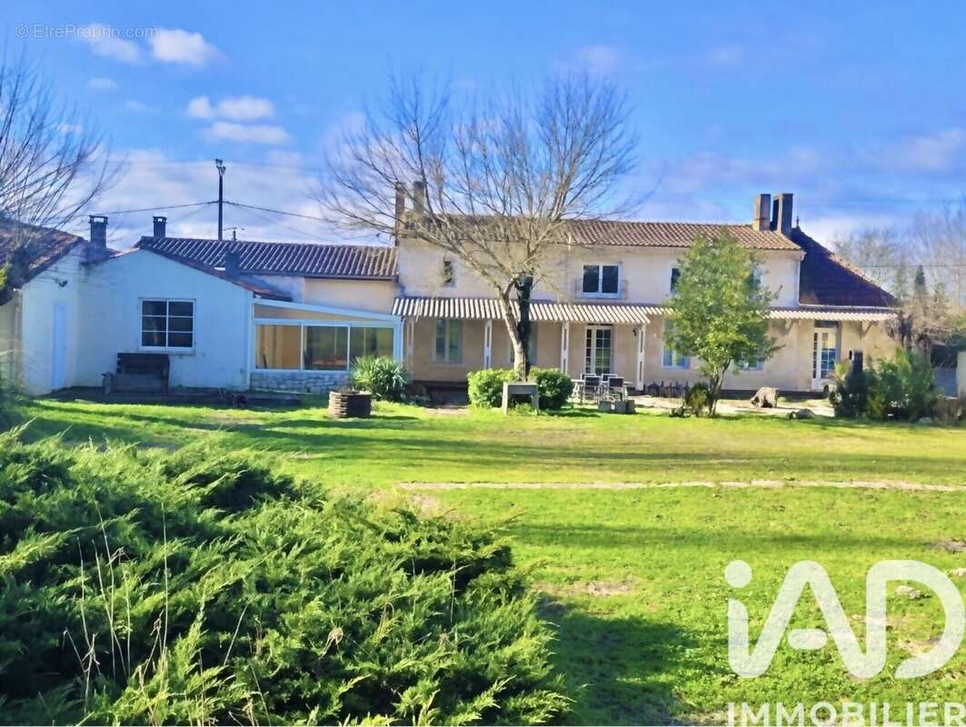 Maison 325 m² à Civrac-En-Medoc  - photo 3