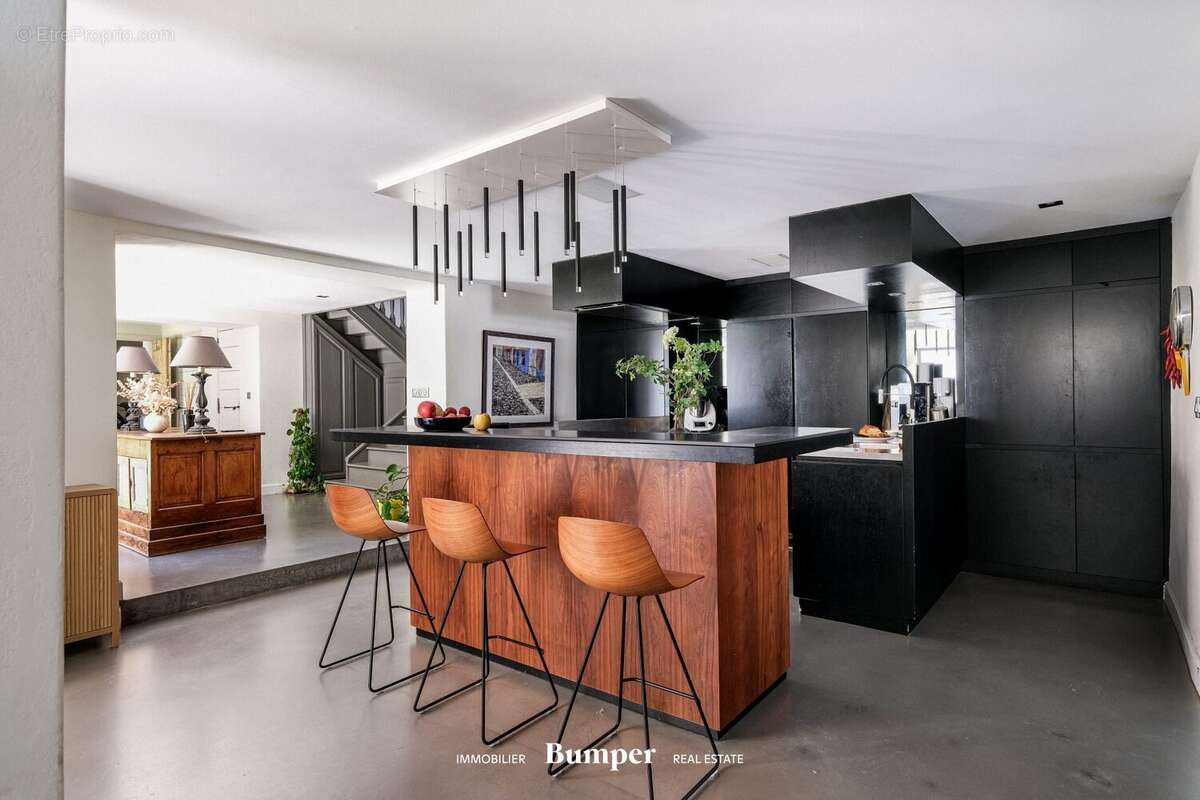 Maison 267 m² à Saint-Genis-Les-Ollieres  - photo 2