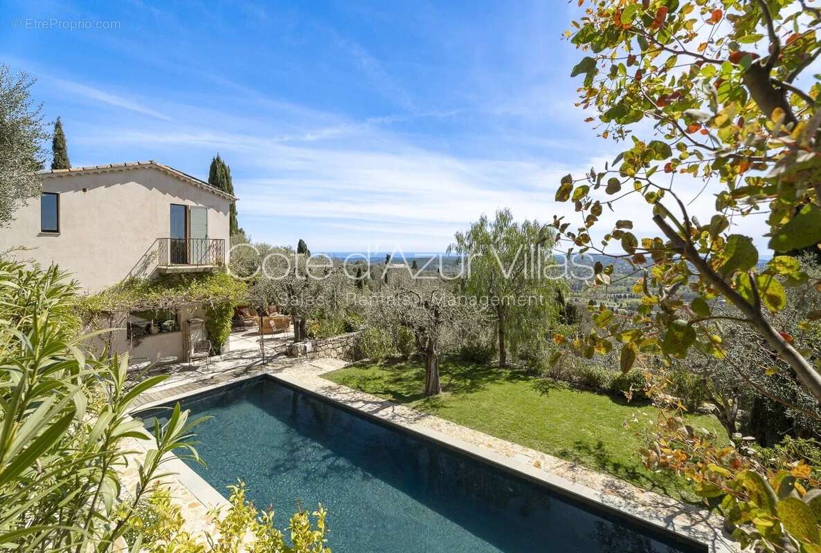 Maison à CHATEAUNEUF-GRASSE