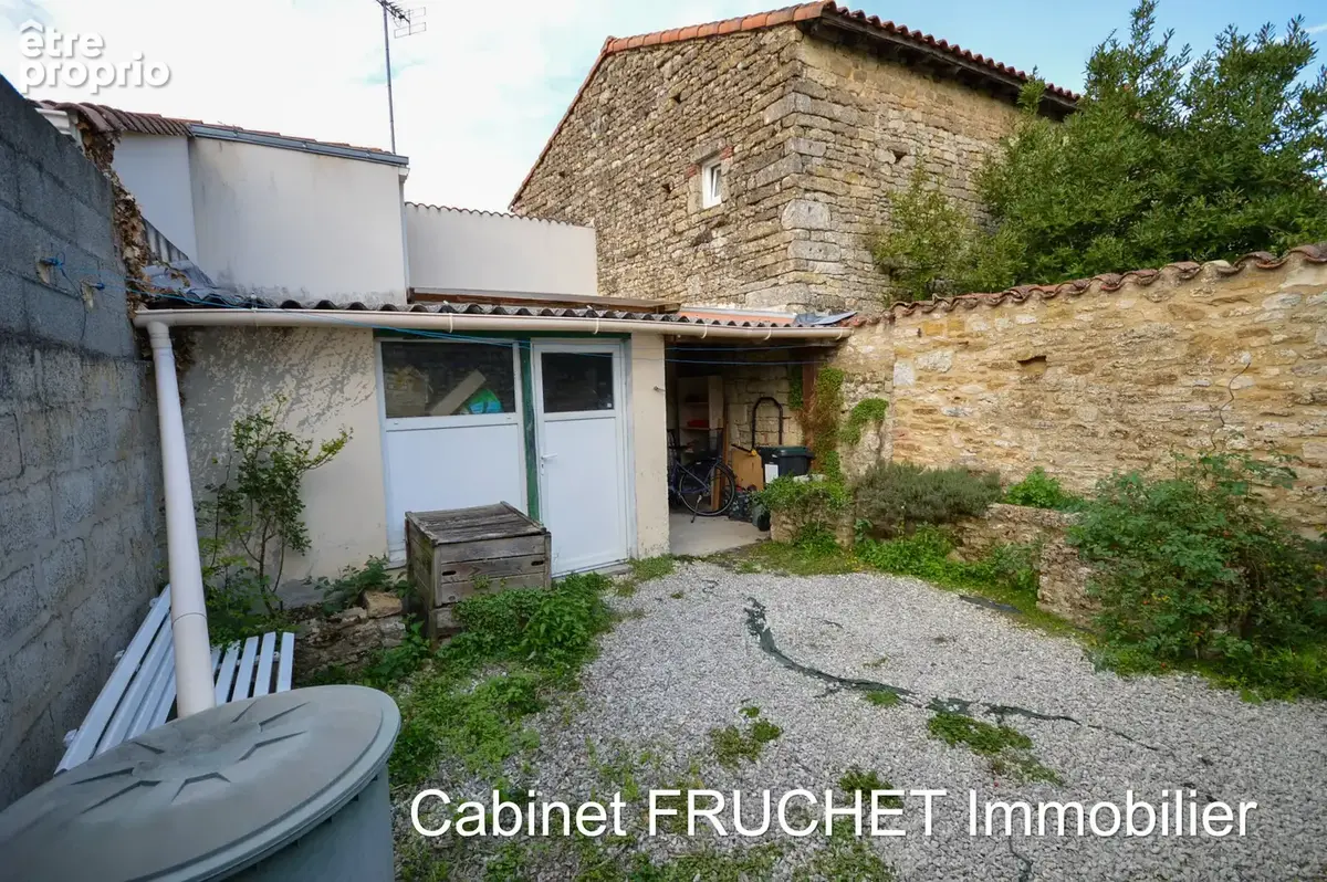 CHANTONNAY - En centre ville - Maison avec 3 chambres et extérieur - photo 11