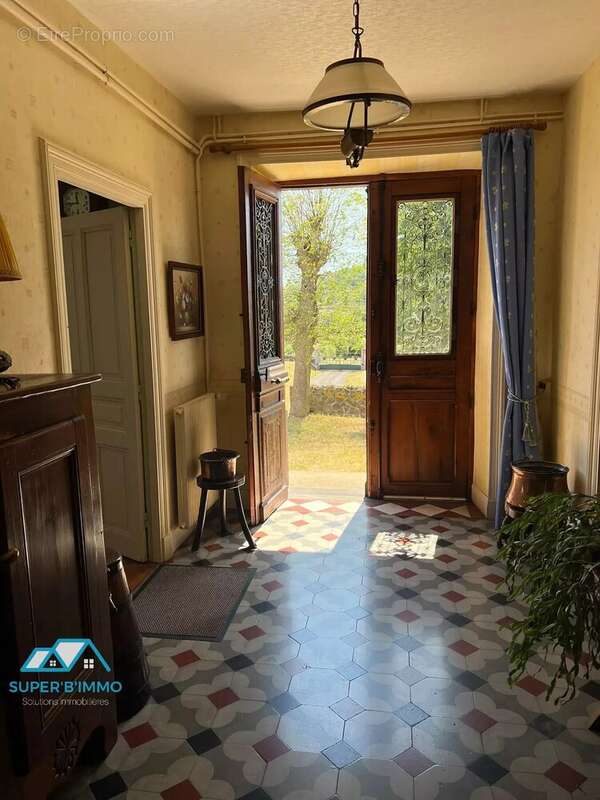 Maison de maitre avec dépendances et terrain - photo 2