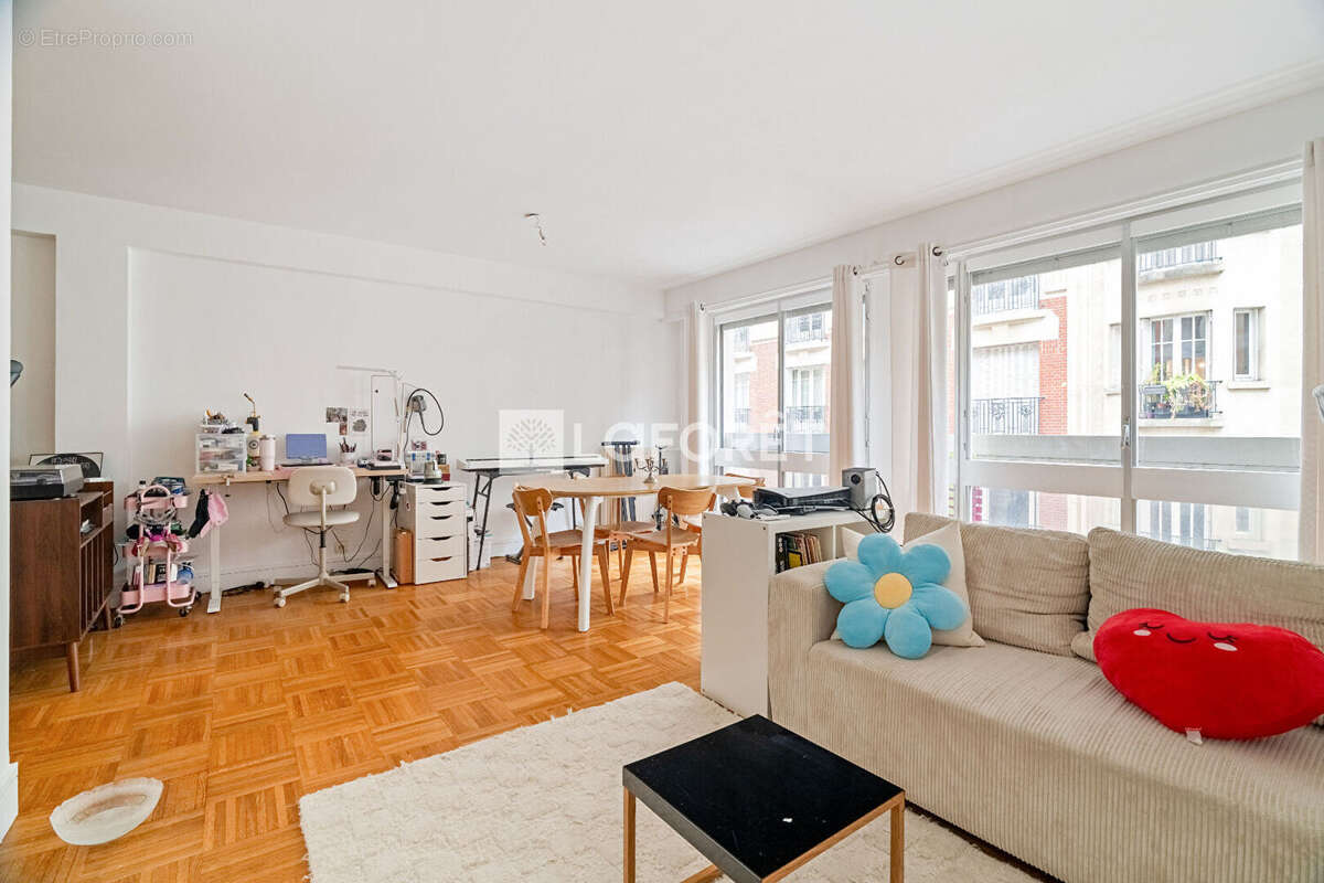 Appartement à PARIS-16E