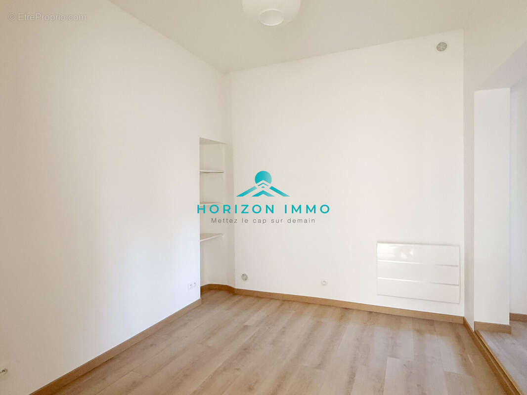 Appartement à SAINT-LAURENT-DU-VAR