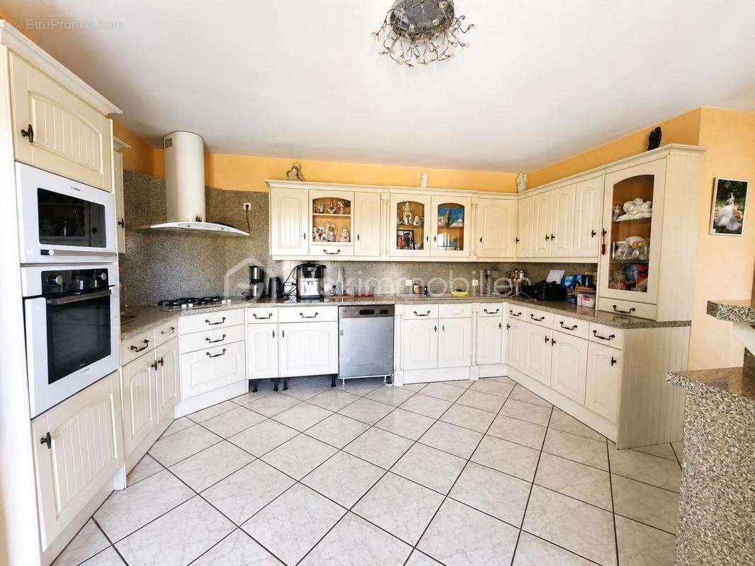 Maison familiale de plain-pied de 170 m² avec 2 830 m² de terrain - photo 4