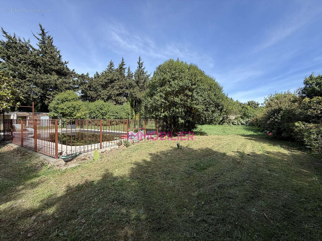 jardin côté piscine - Maison à SARRIANS
