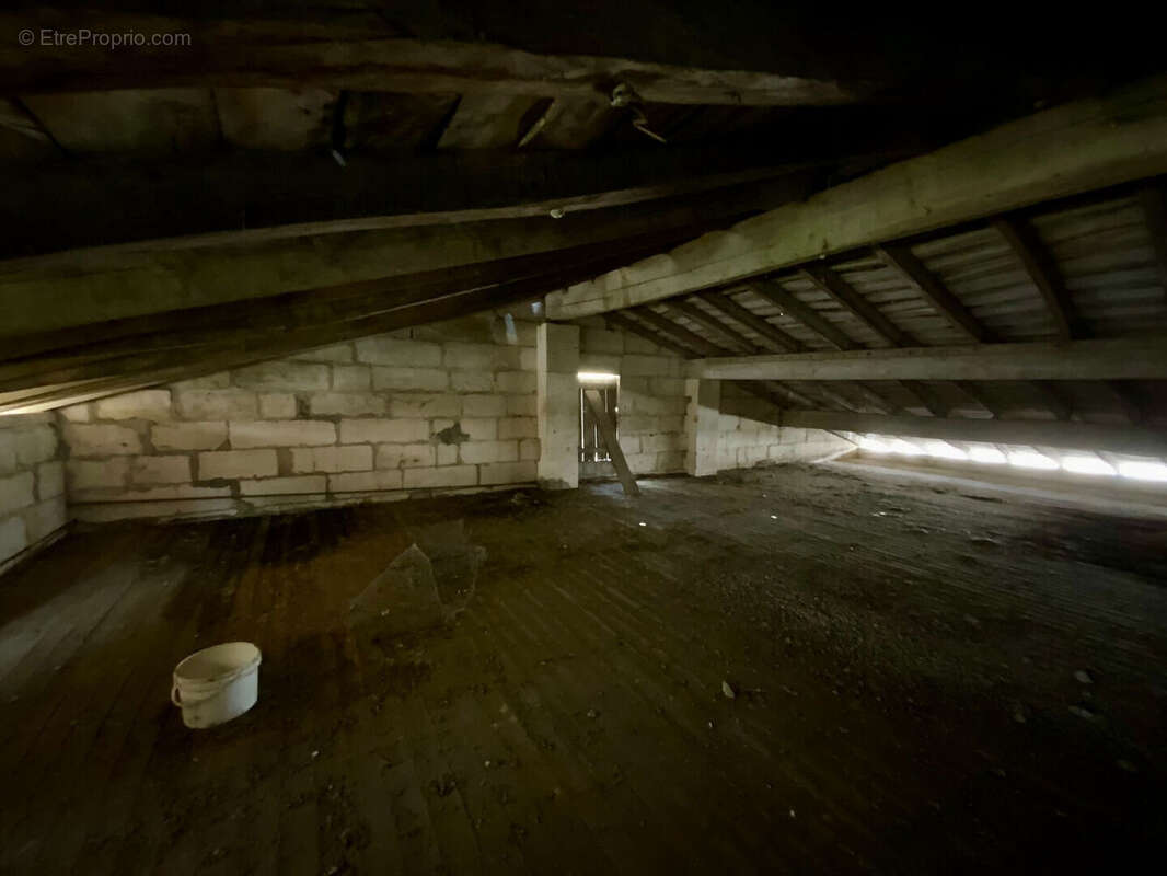 Parking à SAINT-GENIS-DE-SAINTONGE