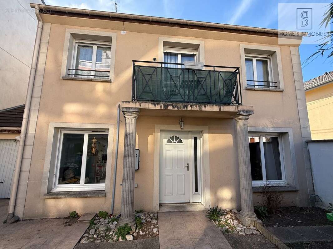 Appartement à LES PAVILLONS-SOUS-BOIS