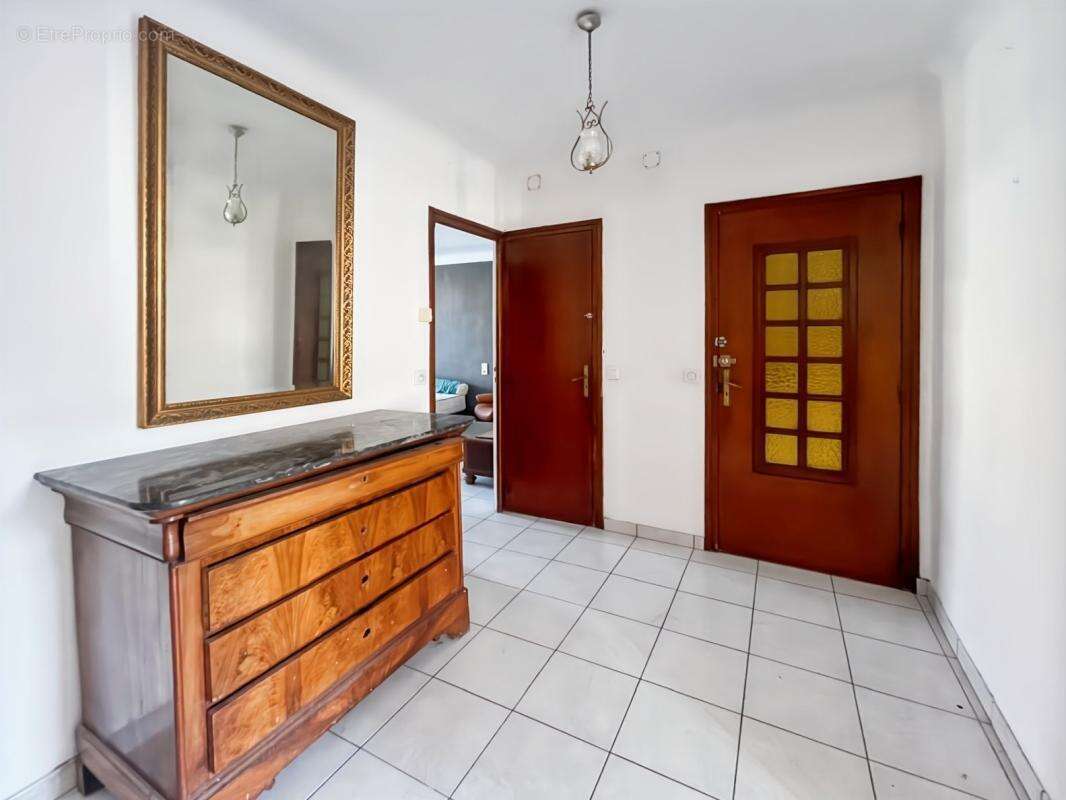 Vente immeuble à Marseillan avec appartement et locaux - photo 10