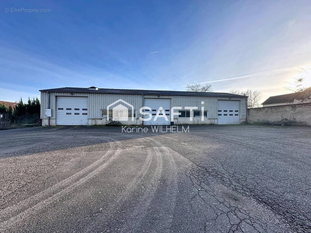 Photo 1 - Parking à NEUFCHATEAU