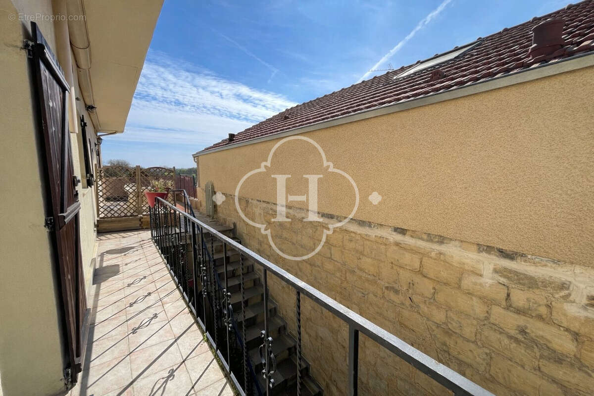 Appartement à LE MESNIL-LE-ROI