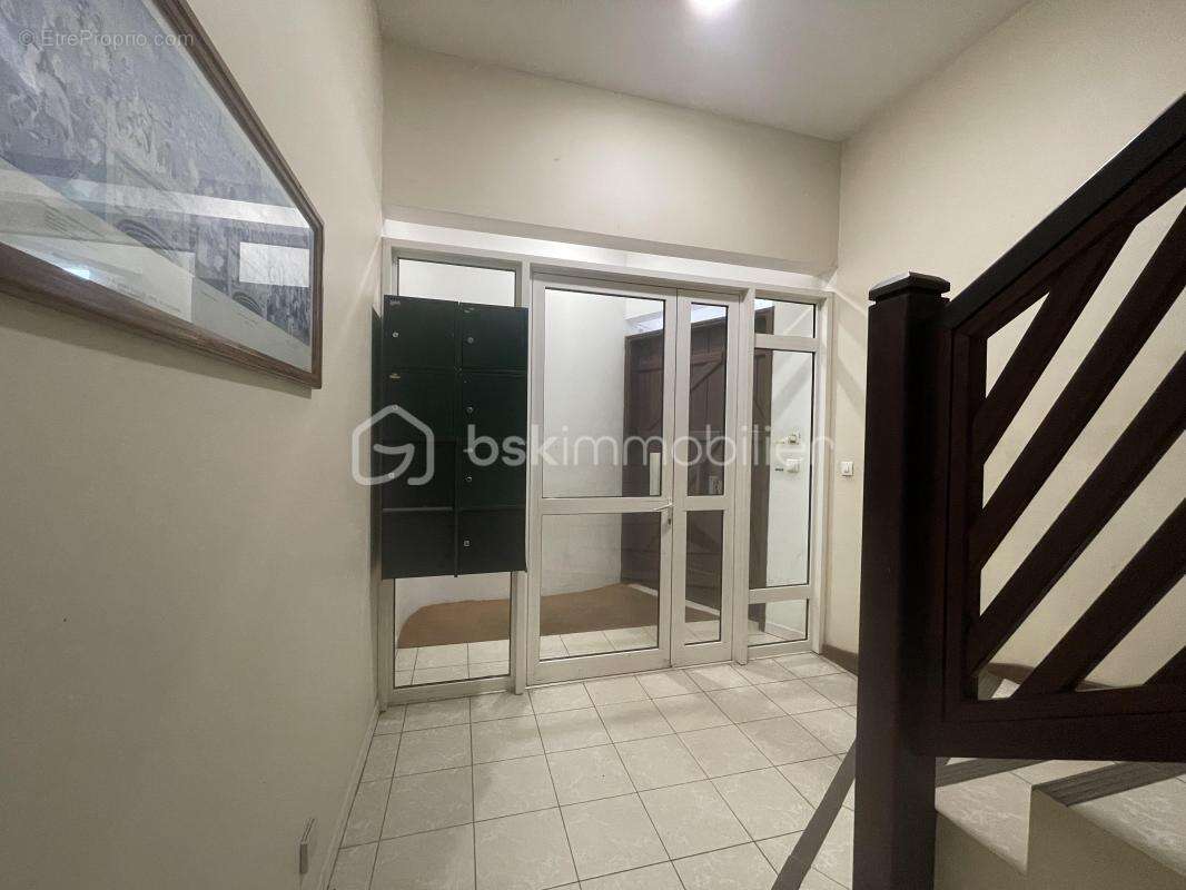 97300 – cayenne centre-ville – immeuble mixte 510 m² – 5 logements loués – locaux professionnels – ascenseur privatif – 4 statio - photo 4