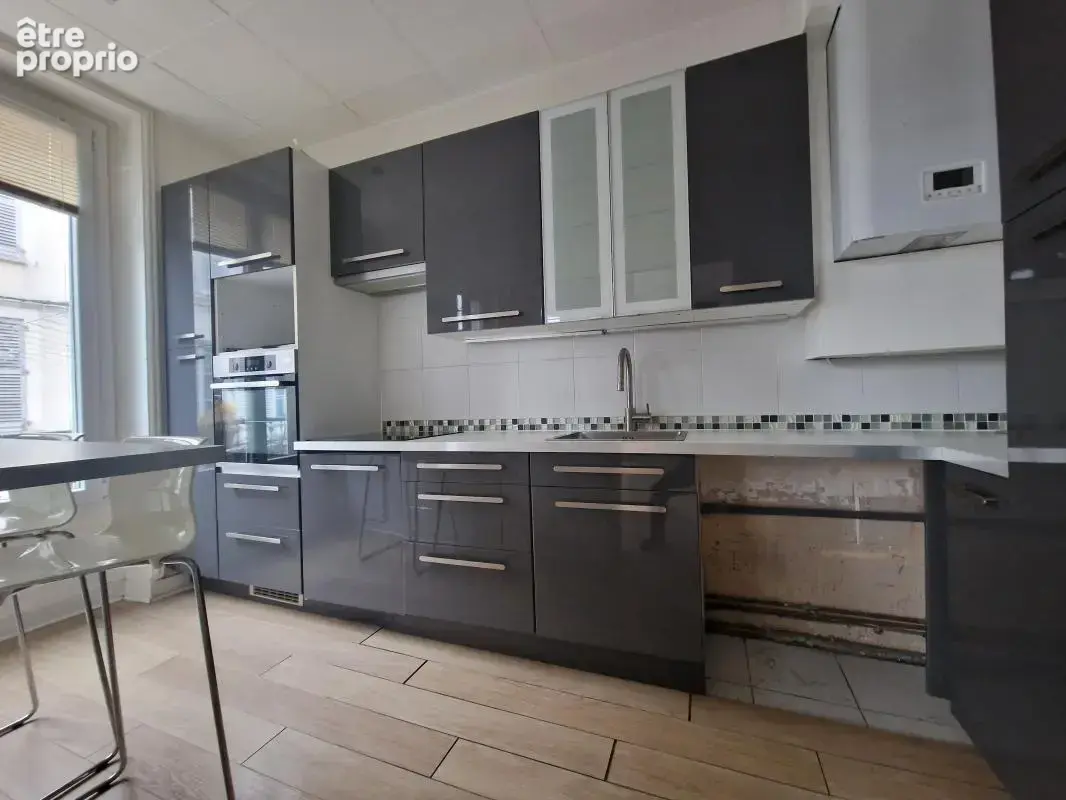 Appartement de 112m² habitables en hyper centre de Lagny-sur-Marne, lumineux, entrée, grand séjour avec balcon, cuisine équipée, - photo 2