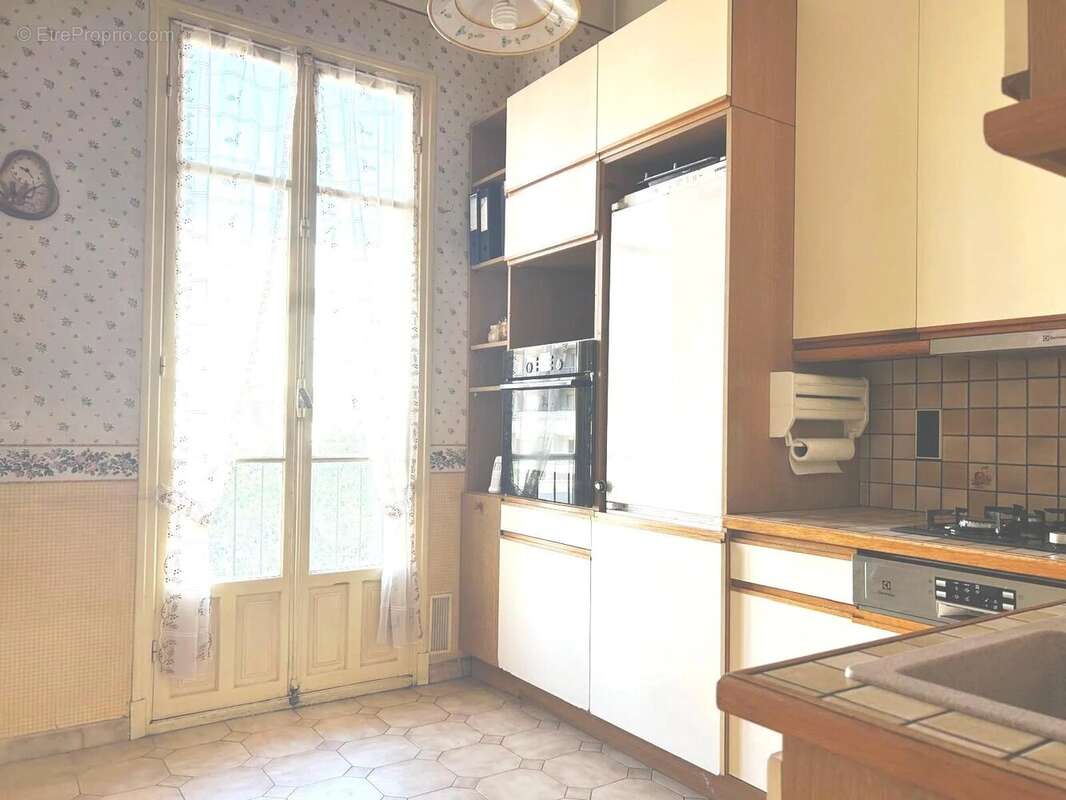 Liberation a 100m de la place - f3 78m² balcons - photo 7