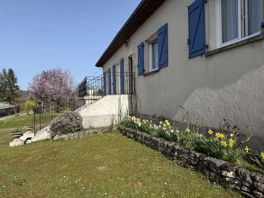 Maison à LA ROCHEBEAUCOURT-ET-ARGENTINE