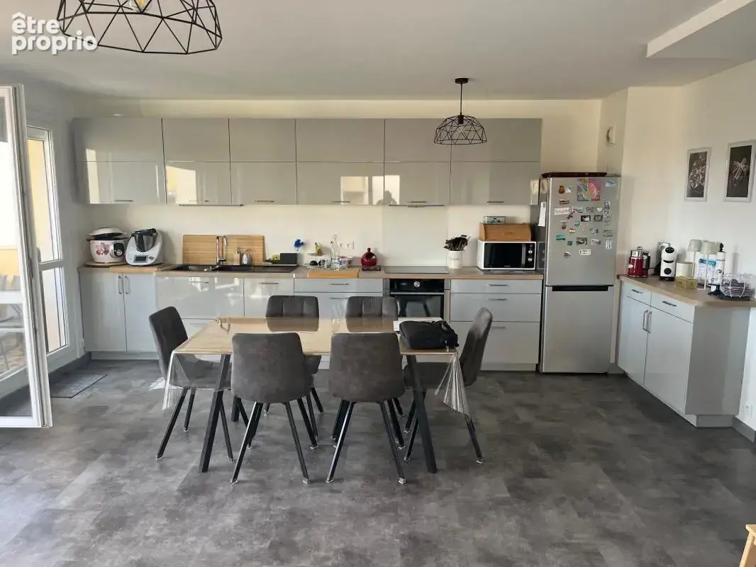 RARE F3 71m² + 2 balcons résidence du BOIS DE VAIRES. Entrée, placards, cuisine équipée ouverte sur séjour double, 1 ou 2 chambr - photo 10