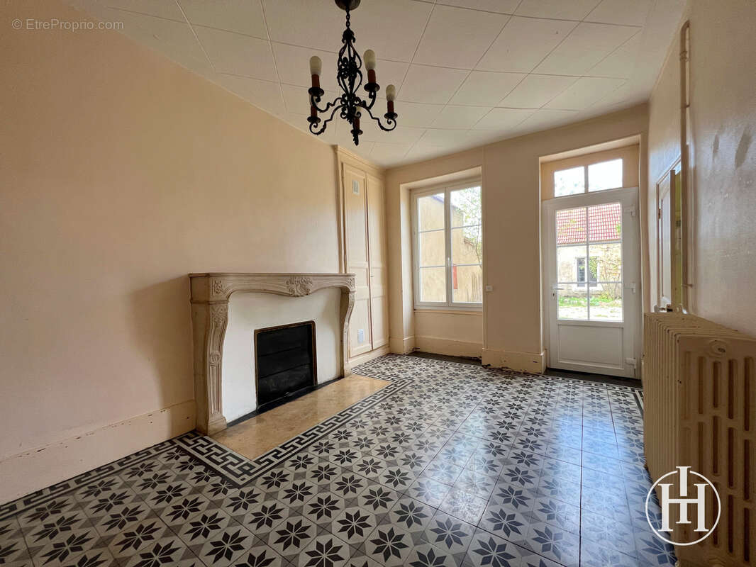 Maison à DUN-SUR-AURON