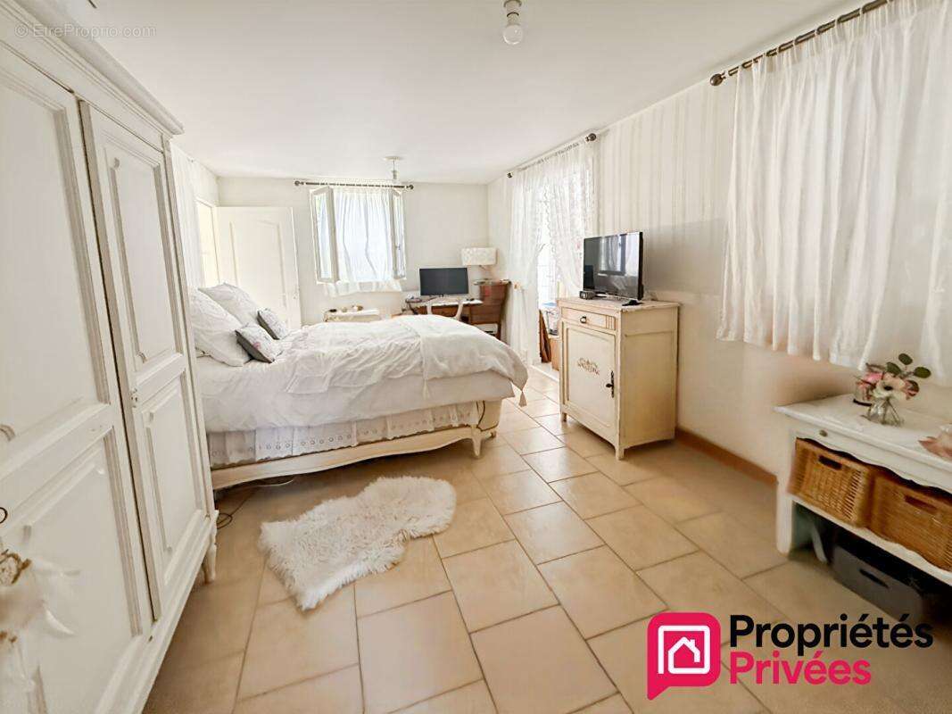 VENDAYS-MONTALIVET  -  Grande Propriété de 240m2 au total _ Parc 4050m2 - photo 15