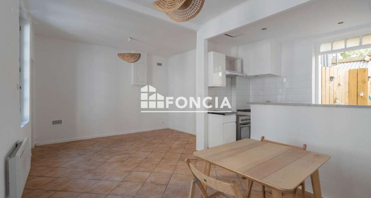 À vendre – T2 36 m² + une Cour de 7.5 m2 – Accès direct rue – Profession libérale autorisée – Marseille 6ᵉ - photo 13