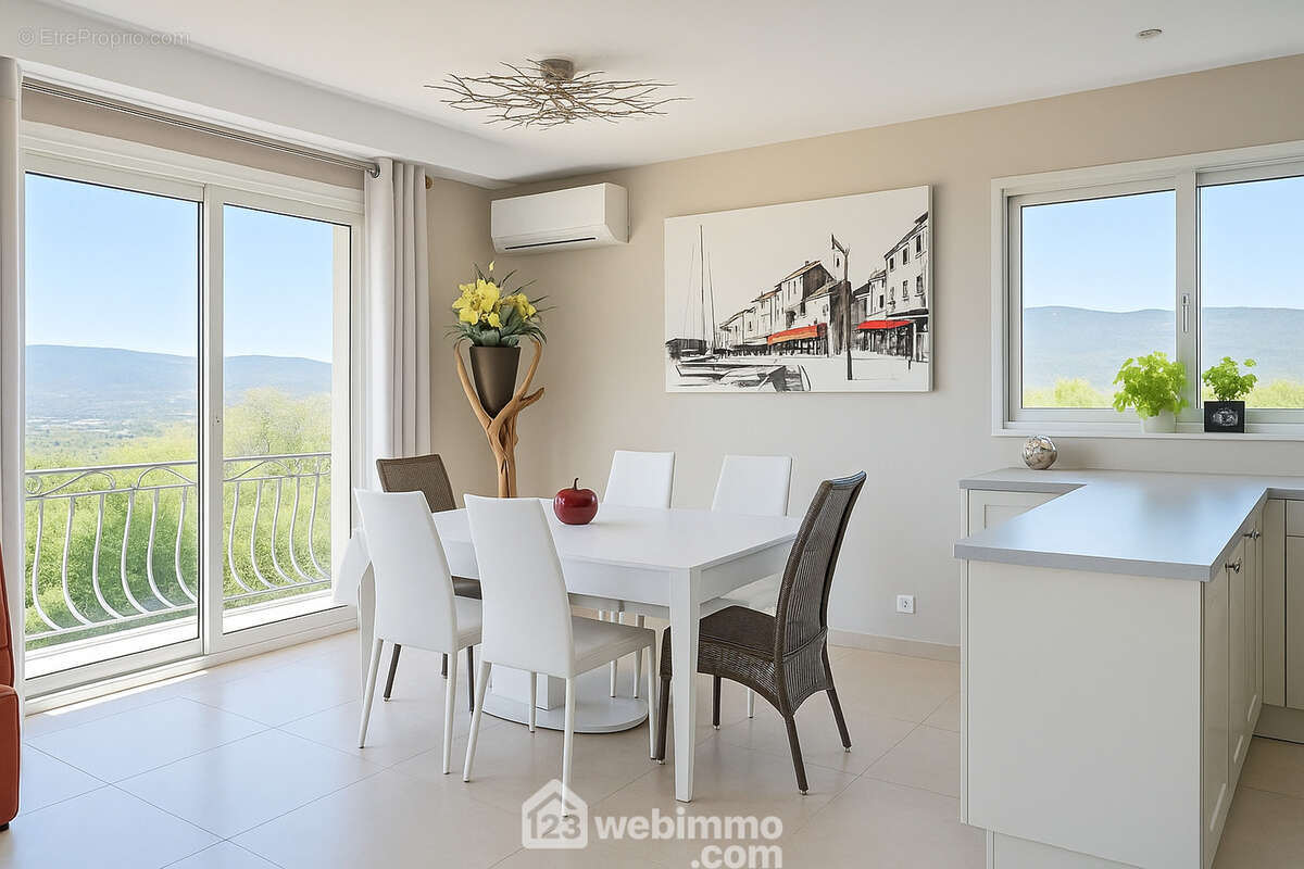 Salle à manger contemporaine avec larges baies vitrées, vue dégagée et belle luminosité. - Maison à SAINTE-MAXIME