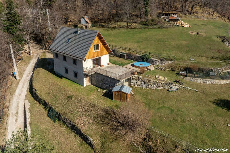 Propriété d'exception! Très beau chalet 4 pièces sur plus d'un hectare de terrain attenant. - photo 4