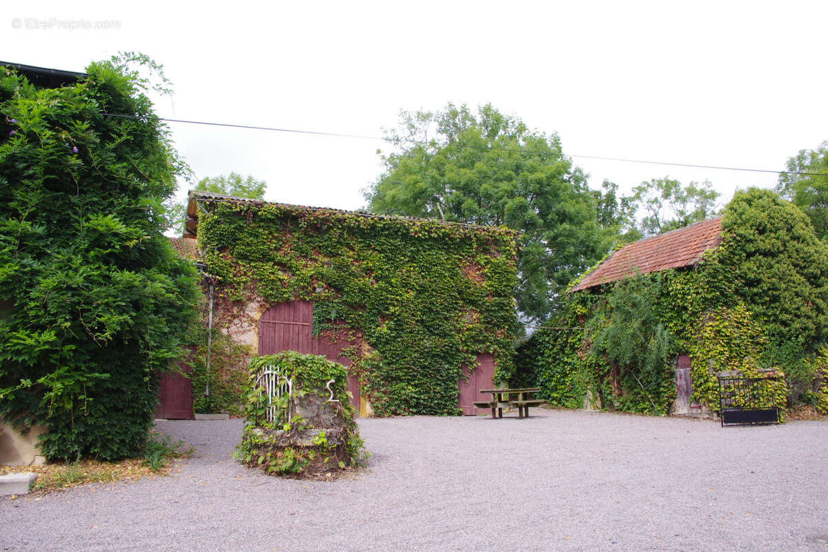 7 kms de Charlieu corps de ferme sur 5 hectares - photo 17