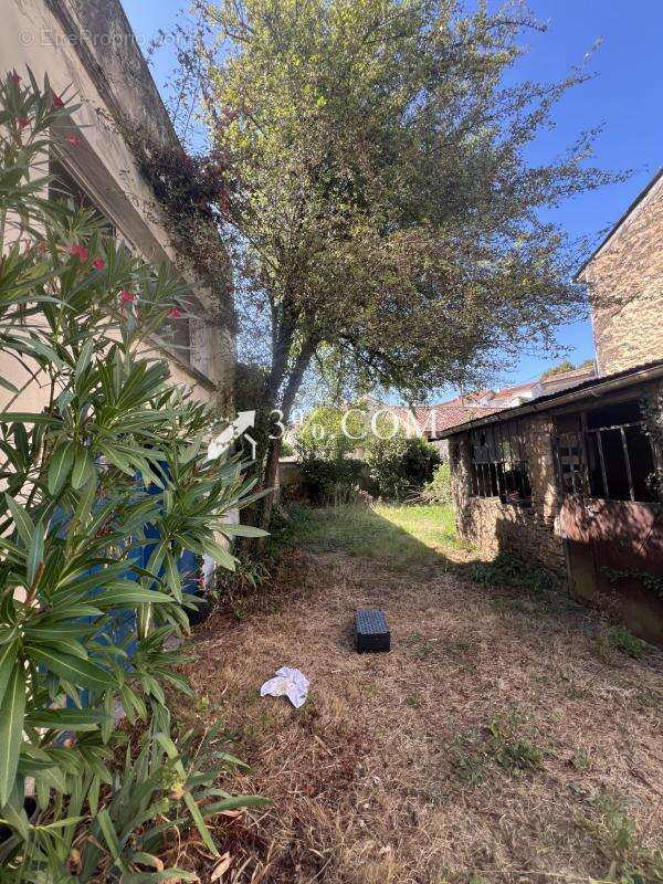 3%. com immobilier à  iteuil - photo 5