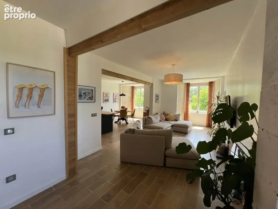 une partie d'un château, bien rénové. - photo 8