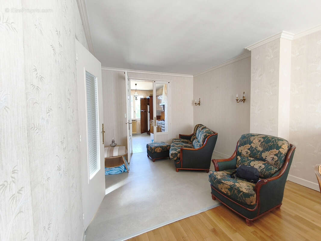 Maison a renover 2 chambres et double garage - photo 3