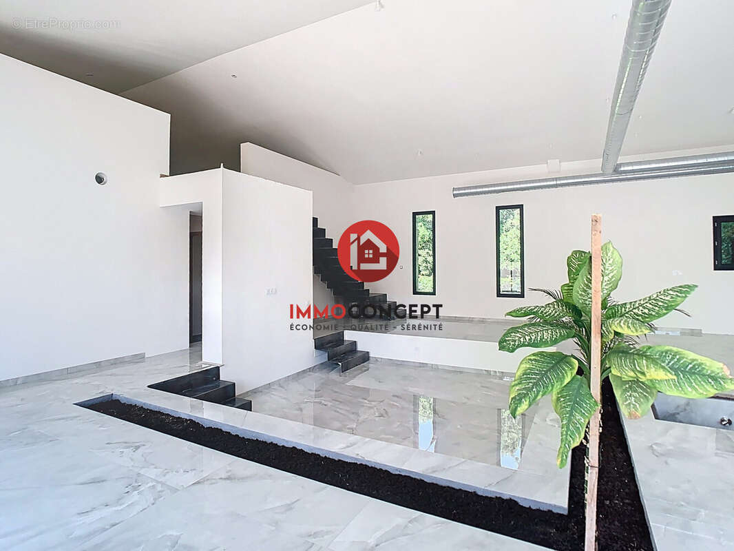 Maison à LAUDUN-L&#039;ARDOISE