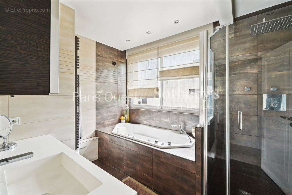 Appartement à NEUILLY-SUR-SEINE