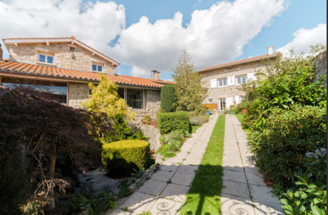 Maison à SAINT-ROMAIN-LACHALM