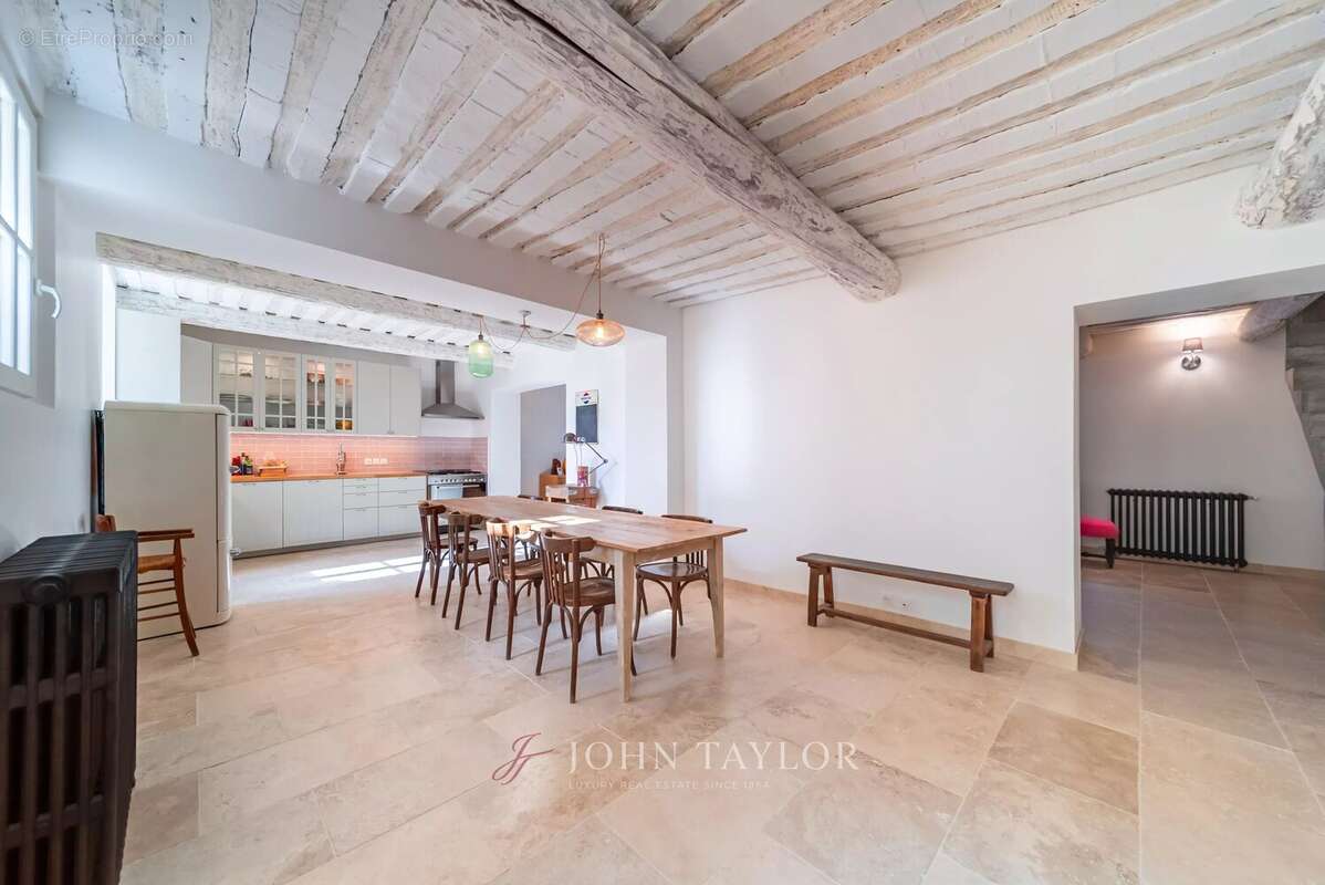 Maison à PERNES-LES-FONTAINES