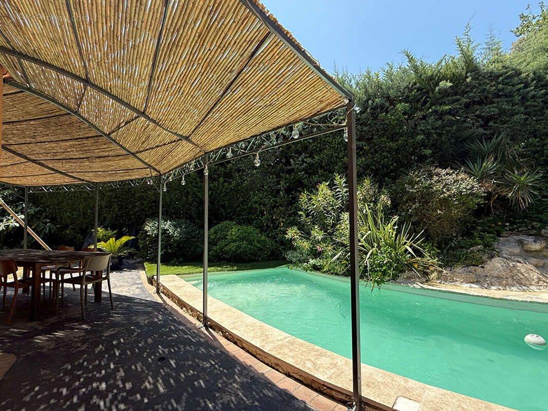 Maison à LA ROQUE-D&#039;ANTHERON