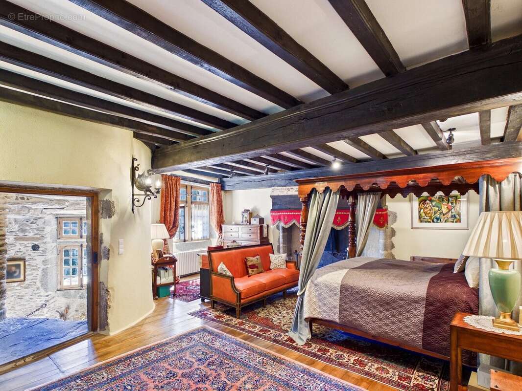 Maison à SEGUR-LE-CHATEAU