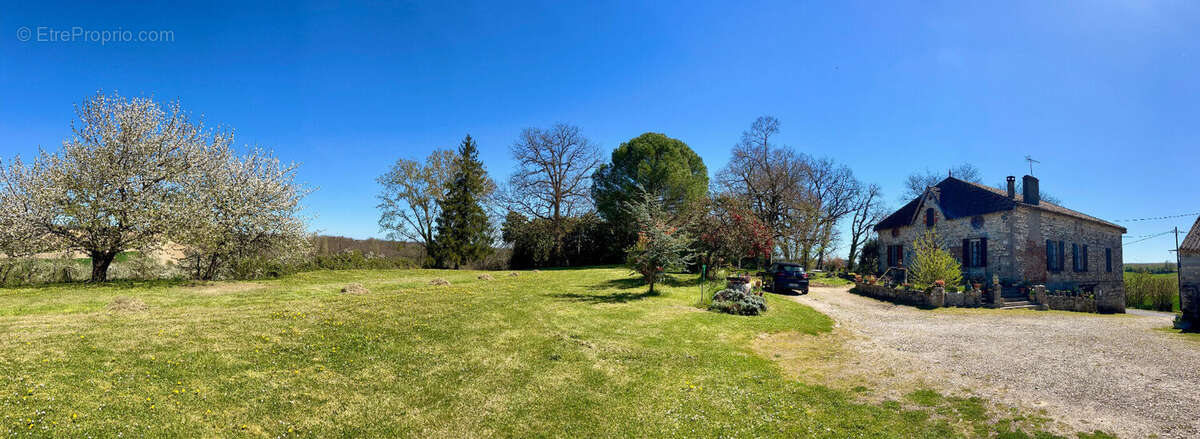 Propriété en pierres avec vue panoramique d'environ 186m2 avec grange de 440 m² et dépendances. Campagne du Lot-et-Garonne. Au c - photo 3