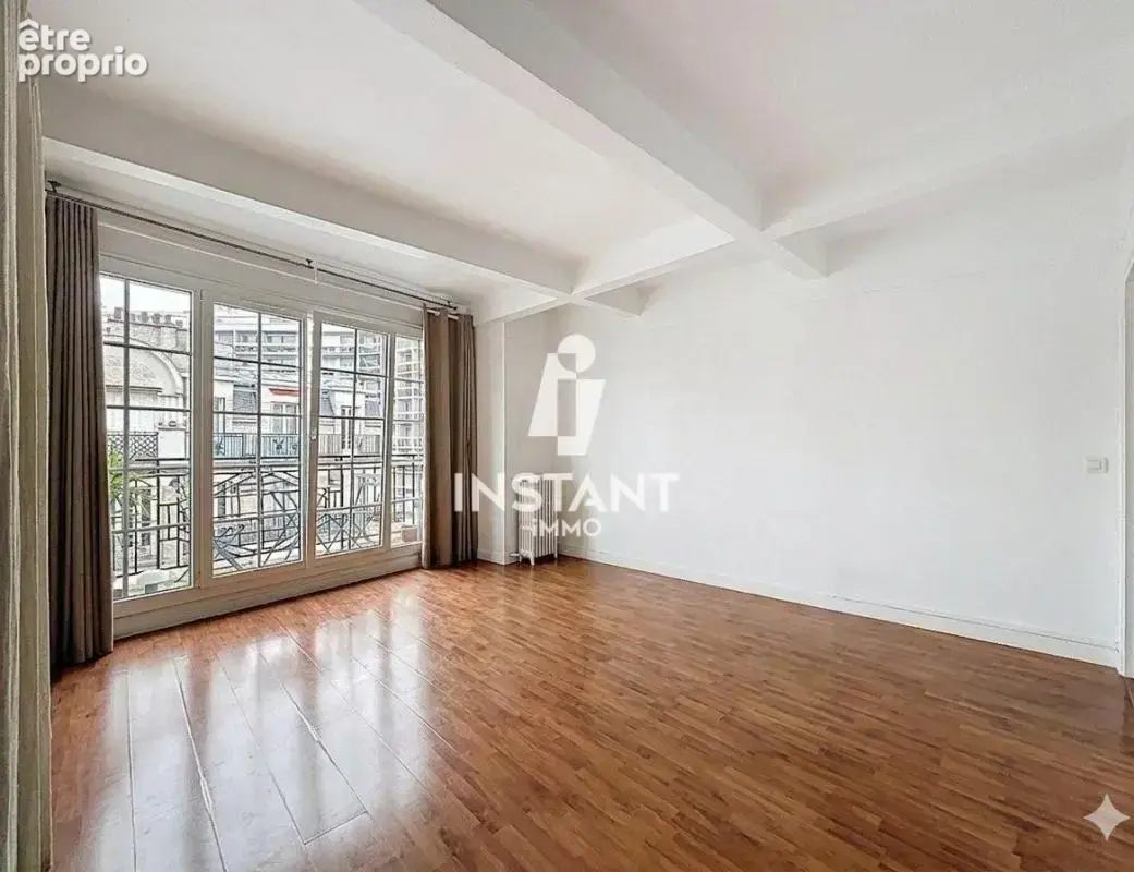 Paris 18, Square Carpeaux - Grand Studio avec balcon / Vendu lou - photo 2
