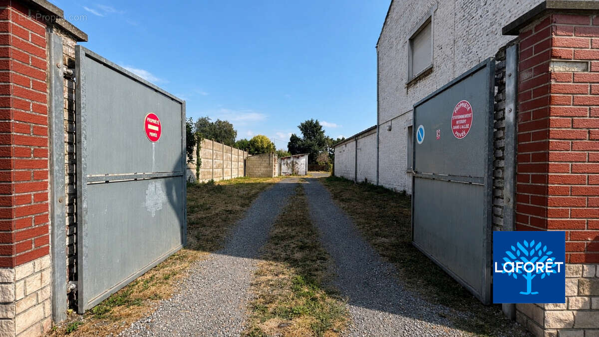 Ensemble immobilier de 19 garages sur 1 181 m² - photo 2
