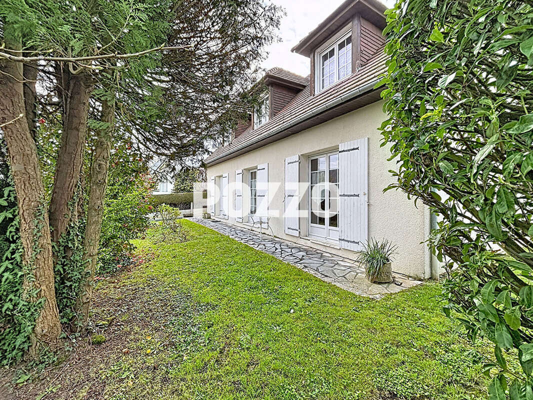 Coutances maison dans Résidence calme, 900 mètres du centre ville, 150 m2 environ, terrain de 900 m² - photo 2