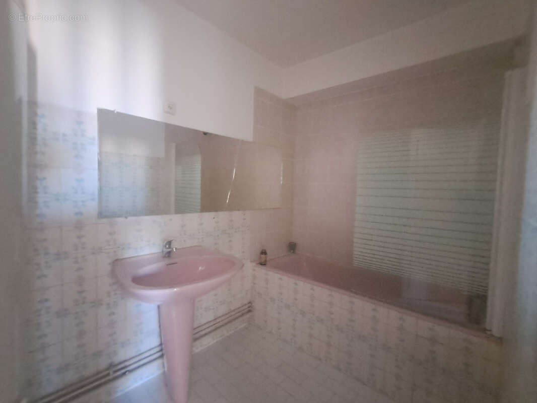 T3 lumineux de 66m2 avec balcon et loggia à Vendre à Salon-de-Provence à deux pas du Centre Ville - photo 11