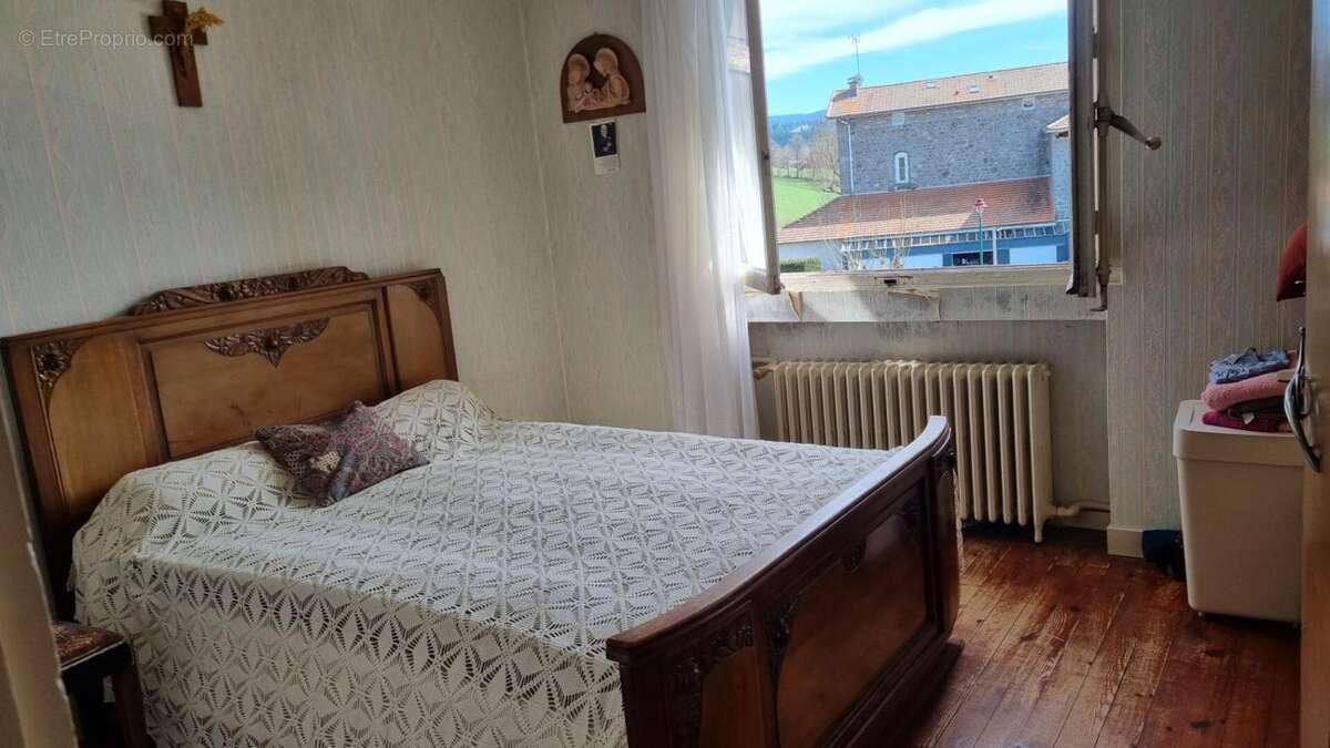 *** VENDU ***  Saint Régis du coin  42660 immeuble  en pierre sur trois niveaux plus combles 100m² de garage possibilité 4 appar - photo 5