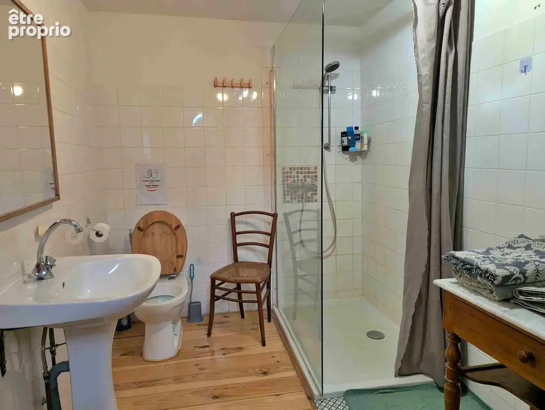 salle d\'eau avec wc à MERRY SUR YONNE